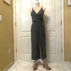 Kaileigh jumper from stitch fix size M. Crop length. Olive green and white